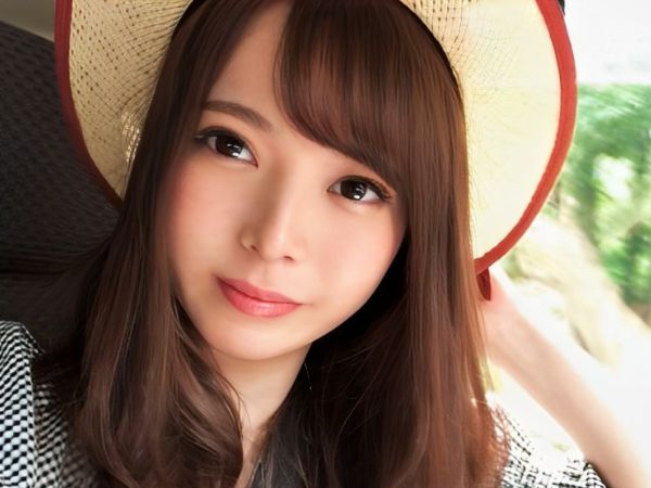 【車内フェラからホテルで本番】『誰かに見られちゃう…』緊張感MAXの車内でデカチンをじゅぽじゅぽフェラする美少女！我慢できずホテルへ直行し、2回戦では激しく絡み合うエロすぎる展開！