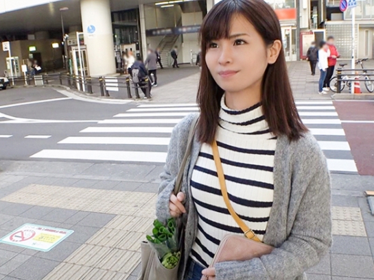 【欲求不満な人妻ナンパ】『ダメ…声出ちゃう…』30代とは思えない美ボディ人妻が他人棒に悶絶!パイパンオマンコを激しく突かれ、旦那には見せない淫乱な顔で感じまくる!♡