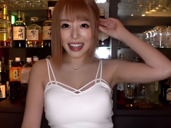 【スポーツバーの裏メニュー】『お客さん、こんなサービスどう？』元気いっぱいの店員さんが、ジュルジュル音立ててフェラチオ！チンポを舐めながら騎乗位で腰振り、仕事中なのに絶頂迎えちゃう！♡