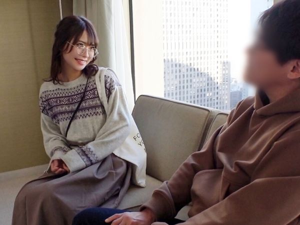【メガネ受付嬢の裏の顔】『誰にも言わないで…』清楚な見た目とは裏腹に、寂しさを埋めるためにナンパ男とヤリまくる！細い腰を掴んでバックで激ピストン！！