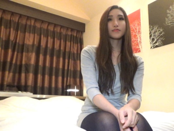 【エステティシャンの本性】「あっ…ダメ、気持ち良すぎる…」大人の色気たっぷりのお姉さんが、施術中にまさかの淫乱モード全開！手マンで潮吹きしながら連続アクメで乱れまくる！！