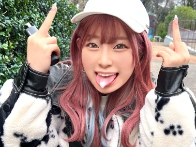 【ライブチャット女子の生ハメ配信】『見られてるだけで濡れちゃう…』クンニでトロトロになったアソコに正常位で激突き！顔射後も連続ハメでイキまくる姿がエロすぎる！♡