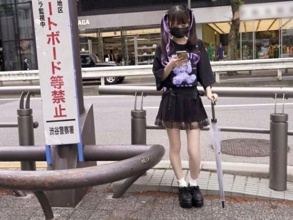 【家出少女の過激な体験】『おじさん、気持ちいい？』ゴシックファッションの小柄な少女が手コキ＆フェラでご奉仕！立ちションでチンポに放尿する大胆プレイに興奮必至♡