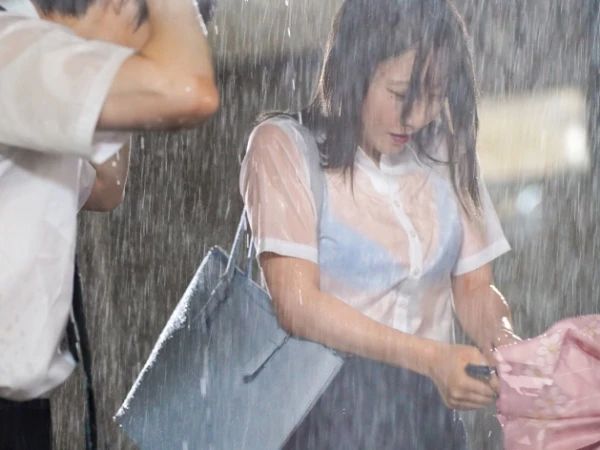 【女教師の誘惑】雨に濡れた新人女教師に生徒の性欲爆発!『ダメ…ここじゃ…』教室で着衣のままハアハア喘ぐ、禁断の教室内SEX♡