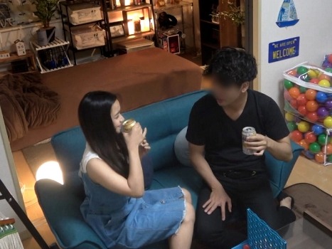 【素人ハメ撮り】東南アジア系ハーフ美女を密室に連れ込み！手コキでチンポを責めつつ、乳首も刺激する小悪魔テクで男をメロメロに♡連続ピストンで激しくハメまくるエロすぎセックス！